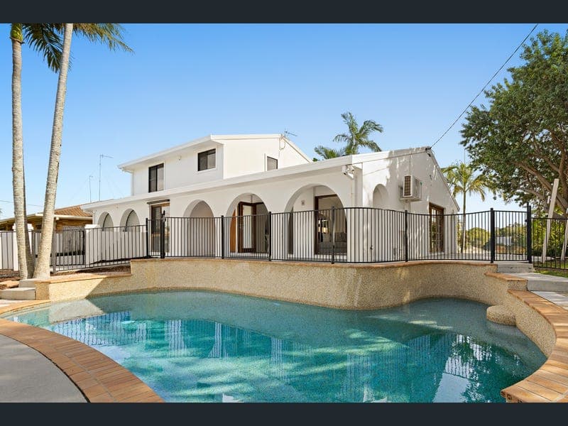 7 PACIFIC BOULEVARD, Broadbeach Waters — photo 1 of 5