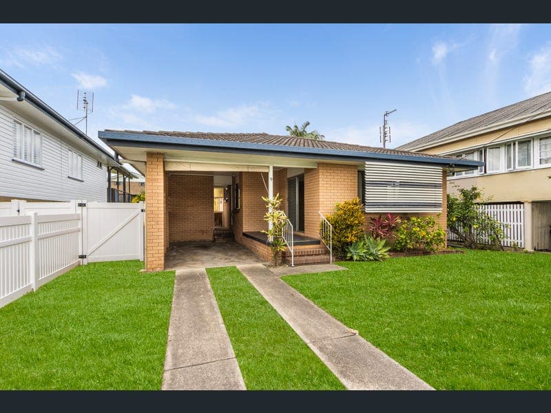9 Edmund Street, Moffat Beach — photo 1 of 5