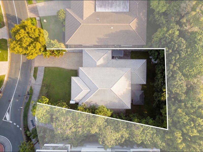 33 East Quay Drive, Biggera Waters — photo 1 of 5