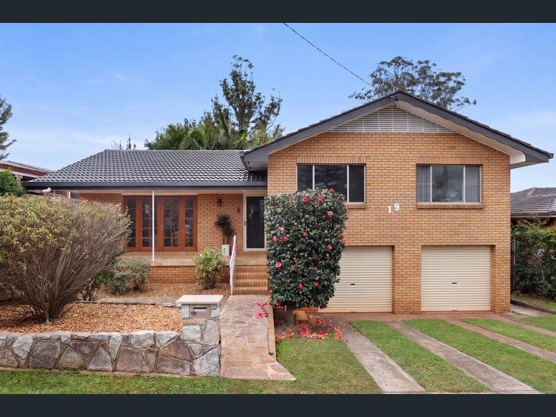 19 Hunter Street, Centenary Heights — photo 1 of 5