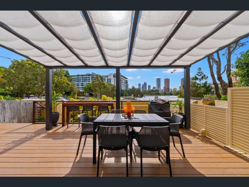 2/2 T E Peters Drive, Broadbeach Waters — photo 1 of 5