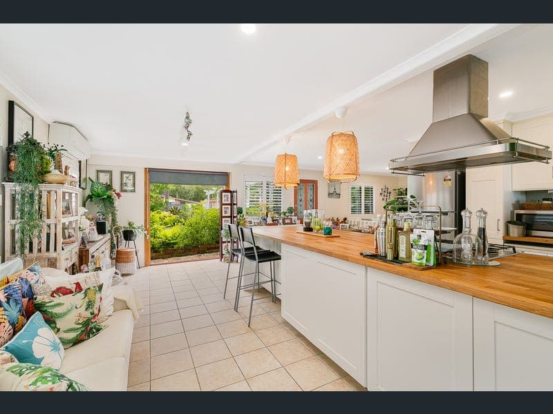 17 Whiting Street, Beachmere — photo 1 of 5