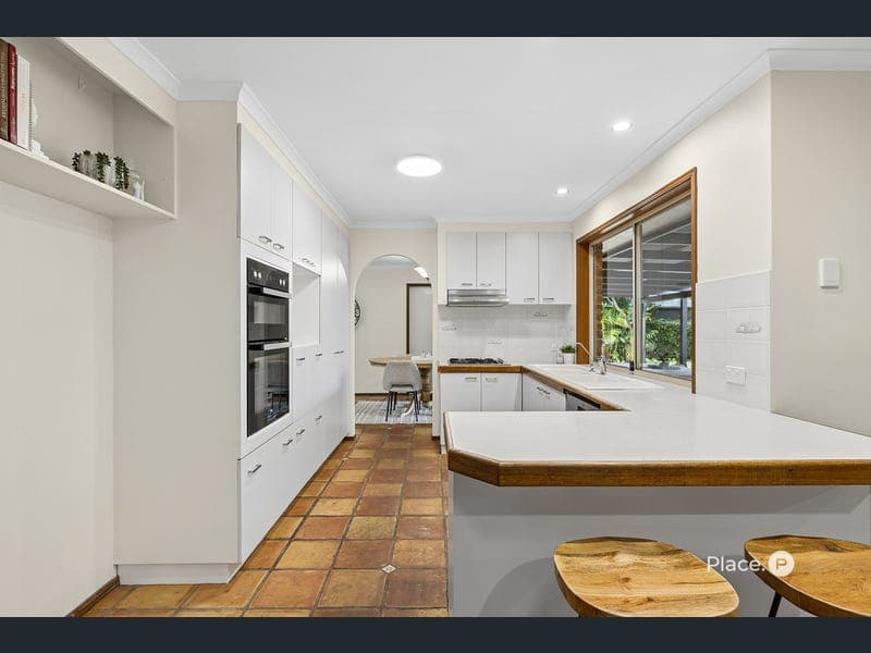 9 Webber Place, Wynnum West — photo 1 of 5