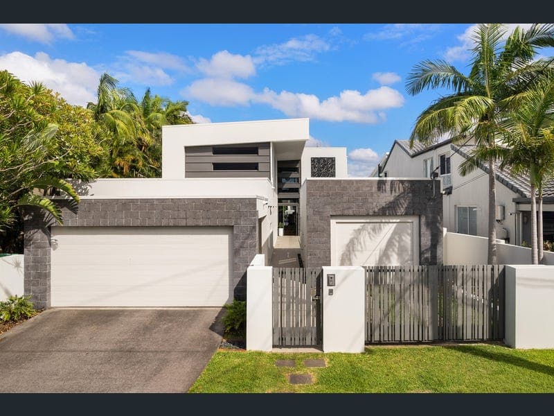30 Sophie Avenue, Broadbeach Waters — photo 1 of 5