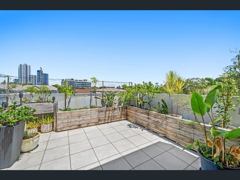 3/9 Rosewood Avenue, Broadbeach — photo 1 of 5