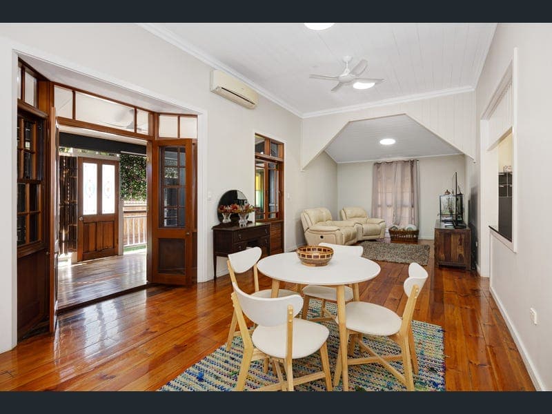 2 Lamington Road, West End — photo 1 of 5