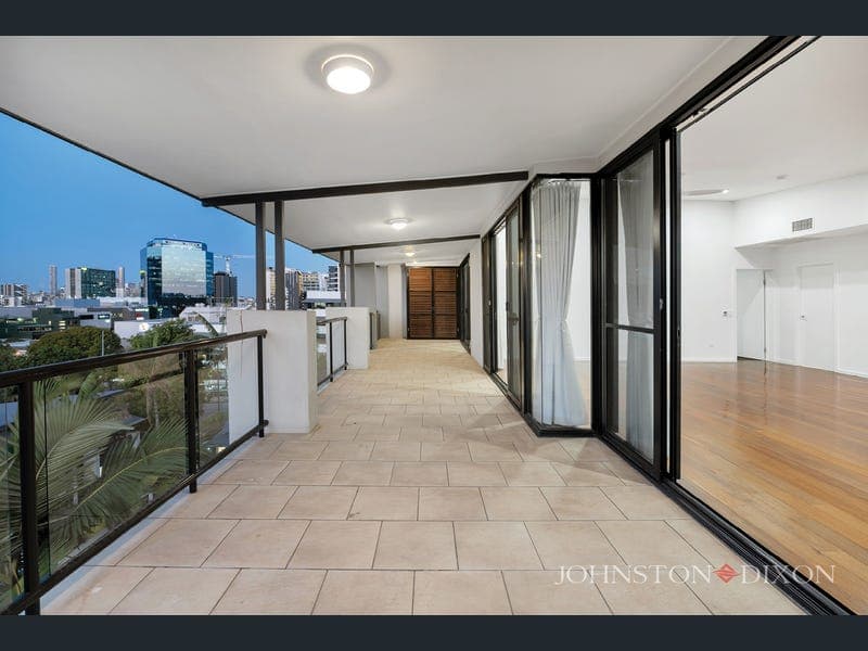28/26 Holland Street, Toowong — photo 1 of 5