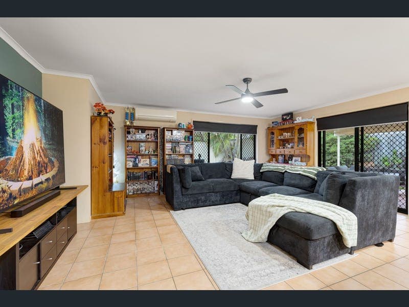 5 Glenfield Street, Parkinson — photo 1 of 5