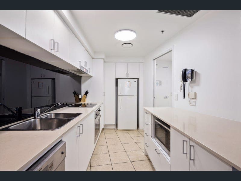 2033/23 Ferny Avenue, Surfers Paradise — photo 1 of 5