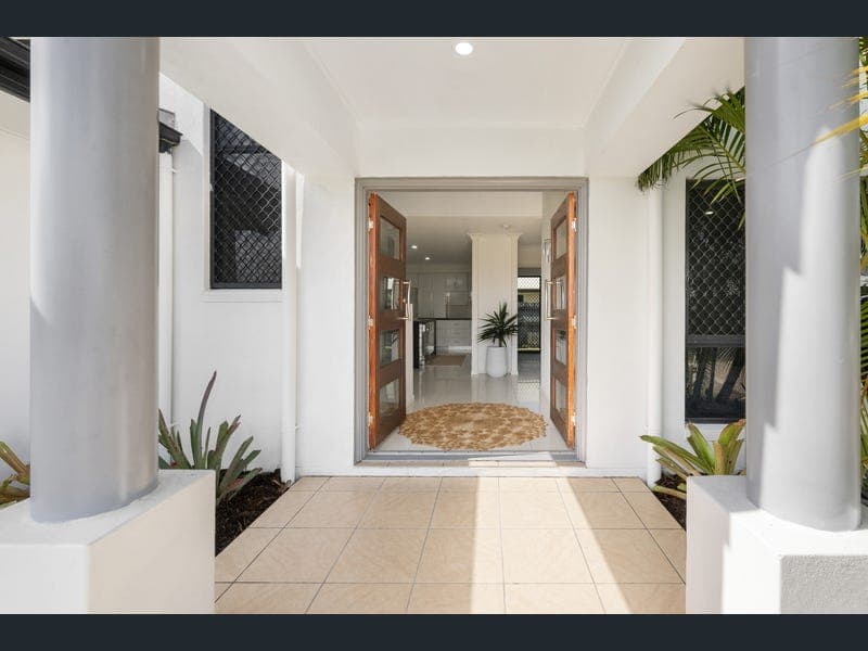 7 Isabella Avenue, Glenella — photo 1 of 5