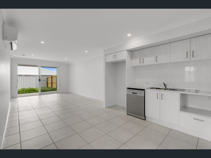 1/11 Mirabelle Court, Westbrook — photo 1 of 5