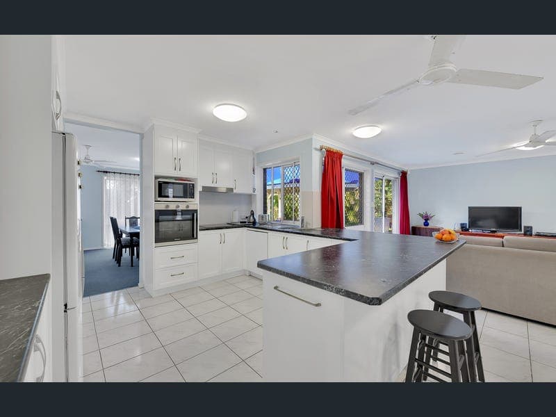 16 Lalina Street, Middle Park — photo 1 of 5