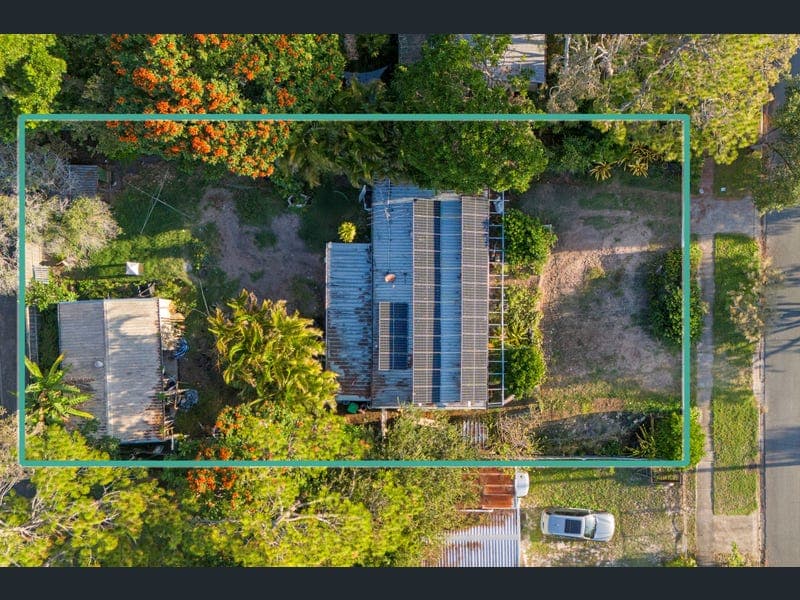 5 Egan Avenue, Beachmere — photo 1 of 3