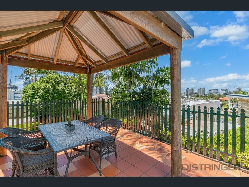 2/38 Garrick Street, Coolangatta — photo 1 of 5