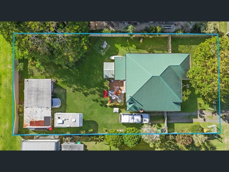 38 Biggs Avenue, Beachmere — photo 1 of 5