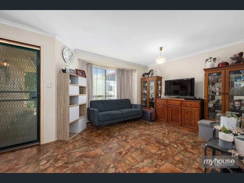 12 Gainsborough Drive, Glenvale — photo 1 of 5