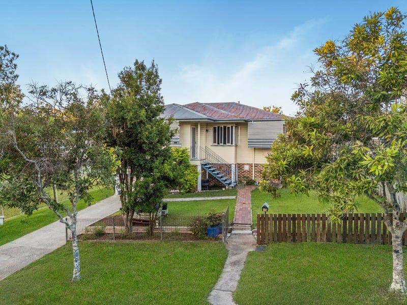 15 Monza Street, Holland Park West — photo 1 of 5