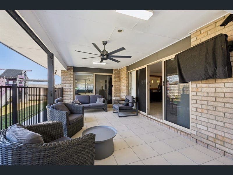 2 Flagstone Way, Berrinba — photo 1 of 5