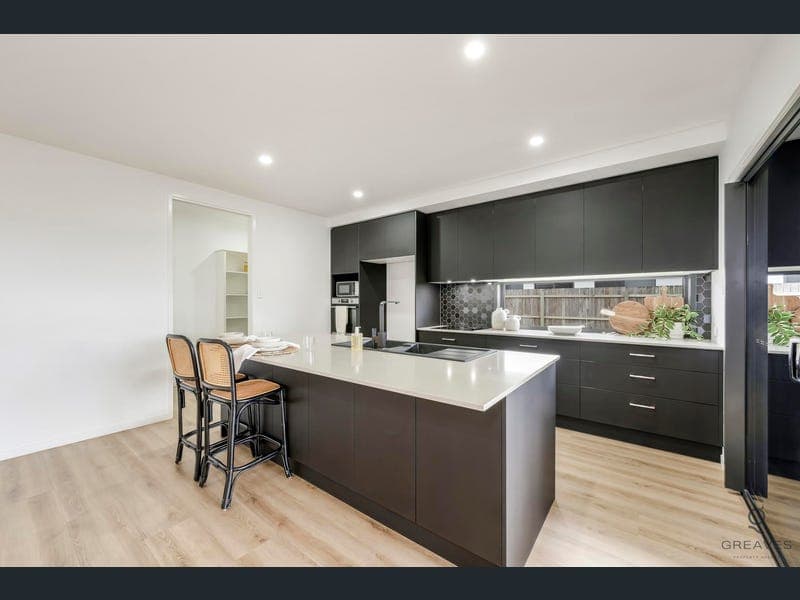 33 Belle Eden Drive, Ashfield — photo 1 of 5