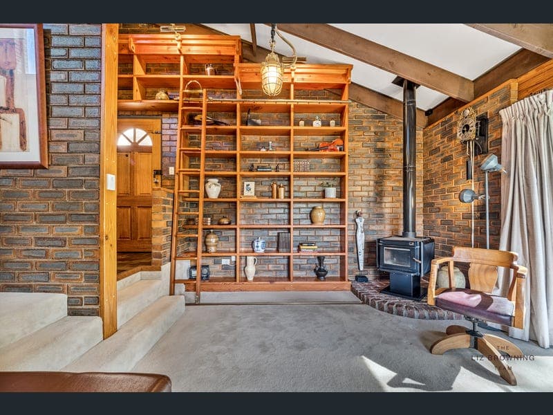 20 Struan Street, Chapel Hill — photo 1 of 5