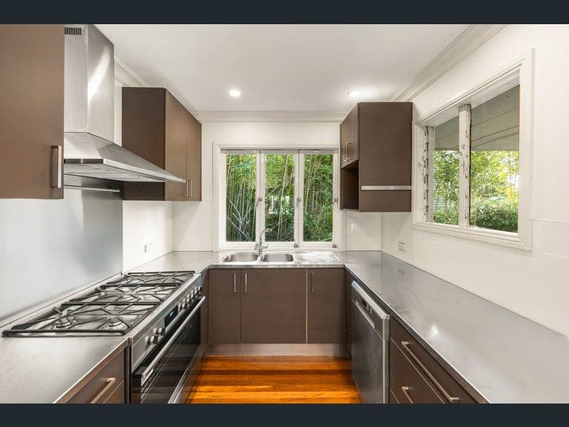 92 Taringa Parade, Indooroopilly — photo 1 of 5