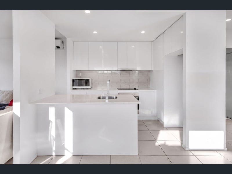 7/101 Pohlman Street, Southport — photo 1 of 5