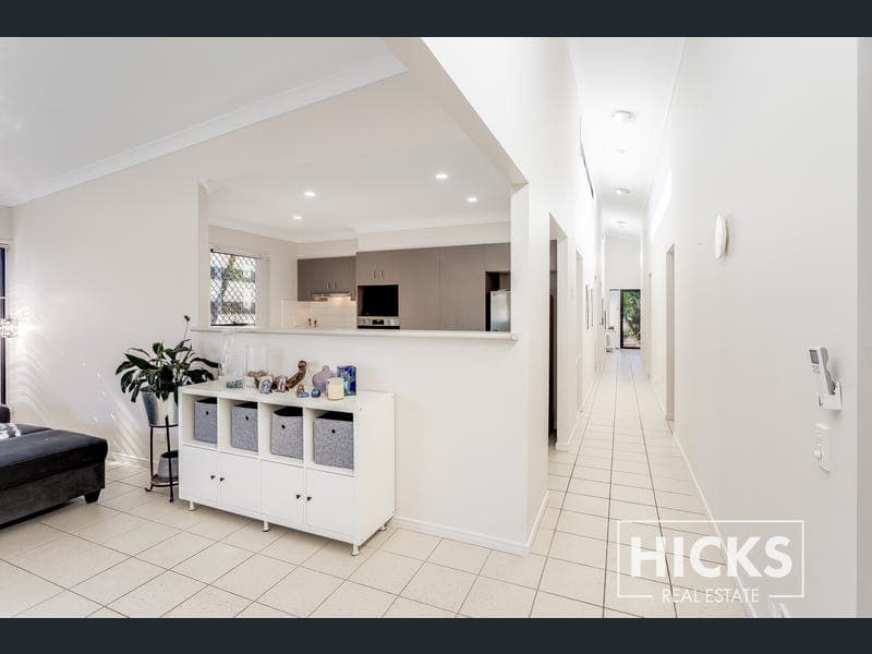 8 Woods Close, Mcdowall — photo 1 of 5