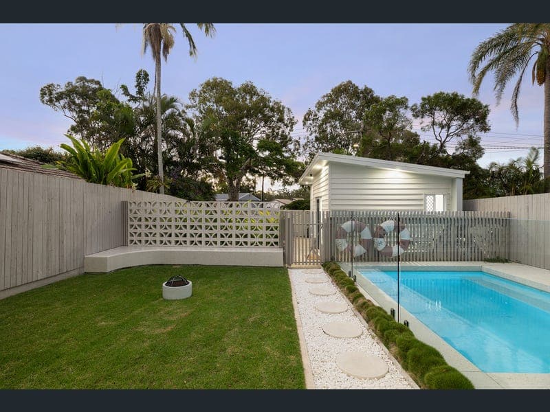 16 Oakland Avenue, Redland Bay — photo 1 of 5