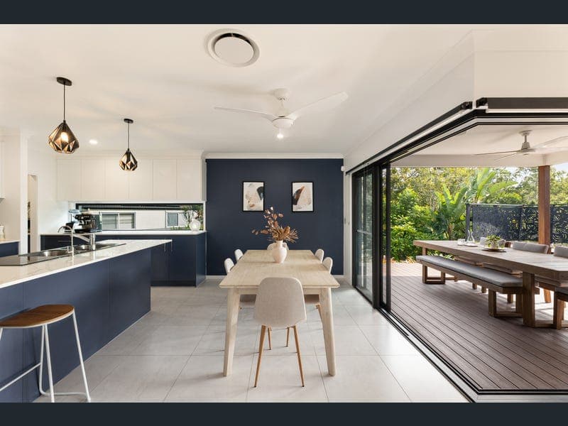 22 Mizen Place, Holland Park West — photo 1 of 5