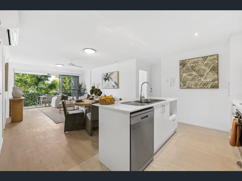 8/154 Musgrave Avenue, Southport — photo 1 of 5