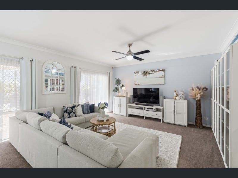 2 Poinsettia Crescent, Calamvale — photo 1 of 5