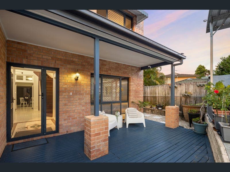 31 Sandy Camp Road, Wynnum — photo 1 of 5