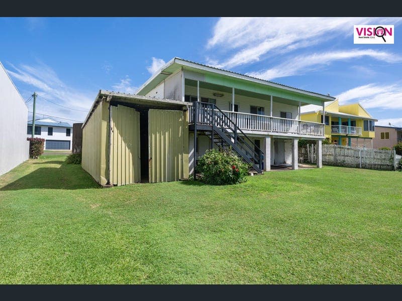4 Owen Jenkins Drive, Sarina Beach — photo 1 of 5