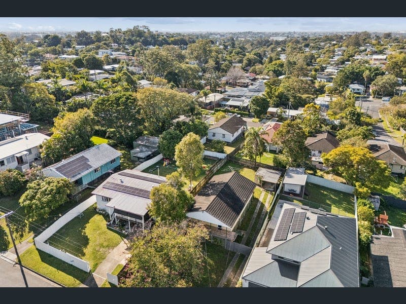 31 Rutherford Street, Stafford Heights — photo 1 of 5