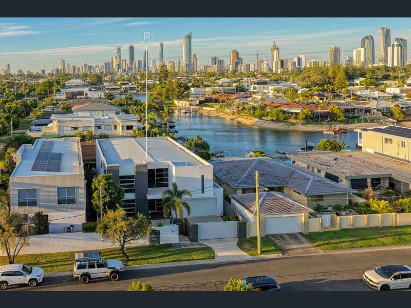1A Grant Place, Broadbeach Waters — photo 1 of 5