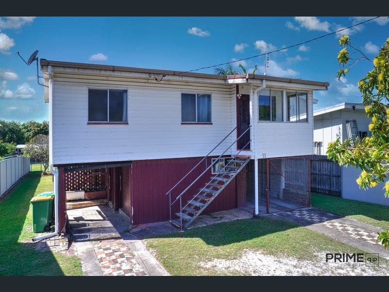 11 Blaxland Street, Golden Beach — photo 1 of 5