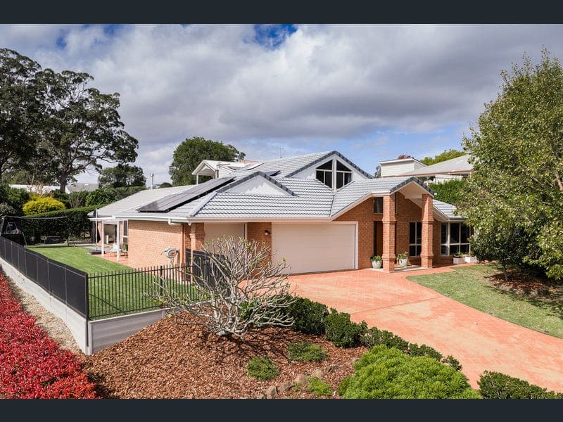12 Sherwood Street, Mount Lofty — photo 1 of 5