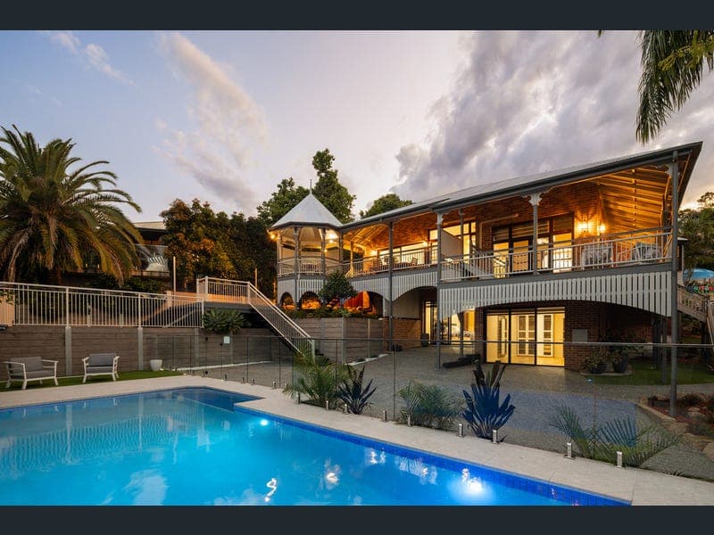 32 Tristania Drive, Bardon — photo 1 of 5