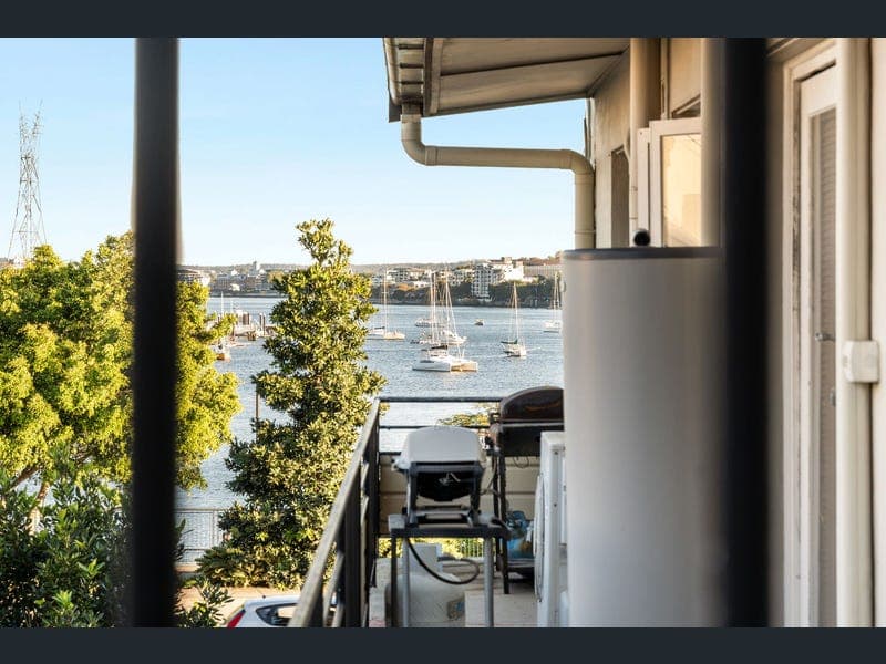 8/136 Kingsford Smith Drive, Hamilton — photo 1 of 5