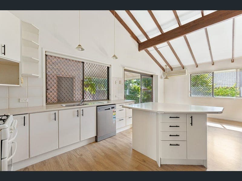 30 Lynne Grove Avenue, Corinda — photo 1 of 5