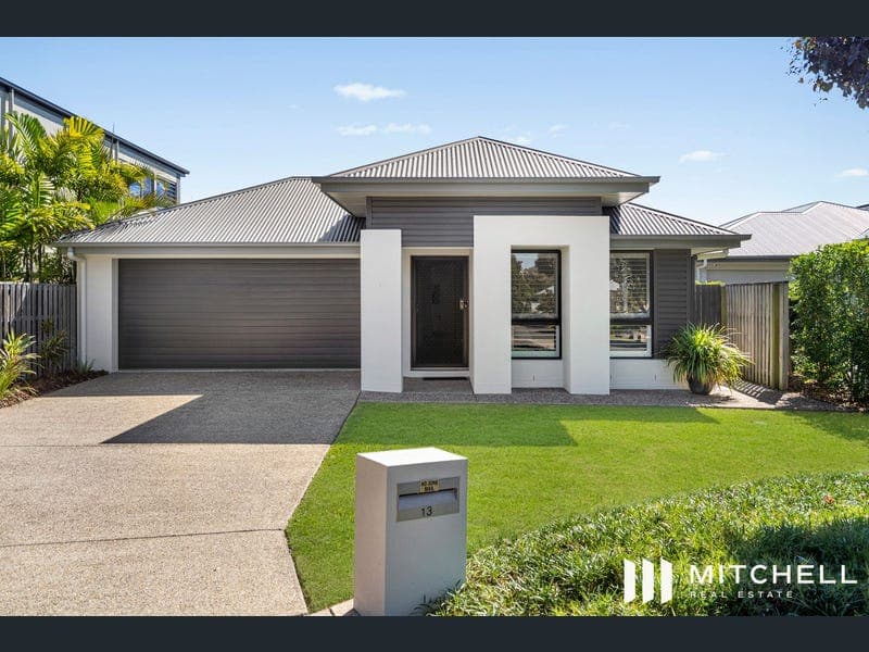 13 Keelson Crescent, Hope Island — photo 1 of 5