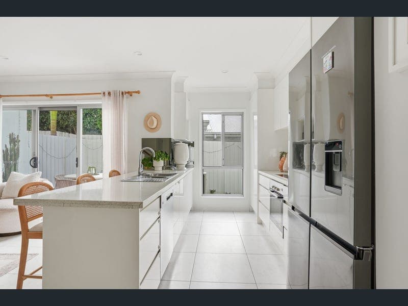 2/12 Sapphire Place, Elanora — photo 1 of 5