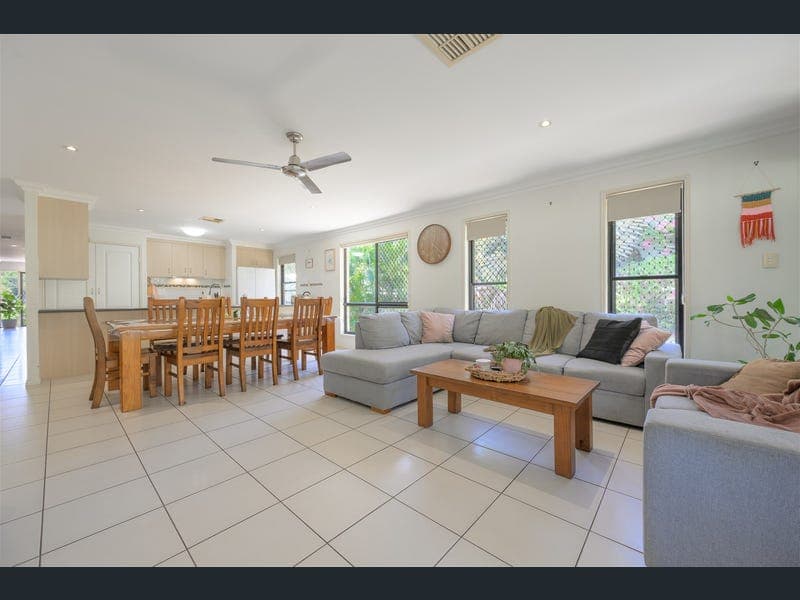 14 Valley Vista Court, West Gladstone — photo 1 of 5