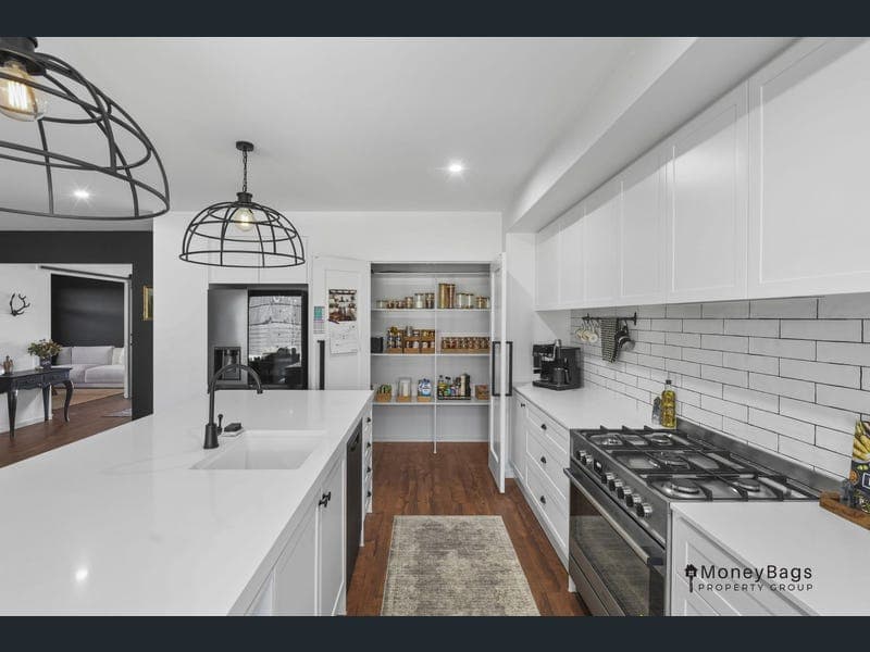 12 Hallstatt Avenue, Jimboomba — photo 1 of 5