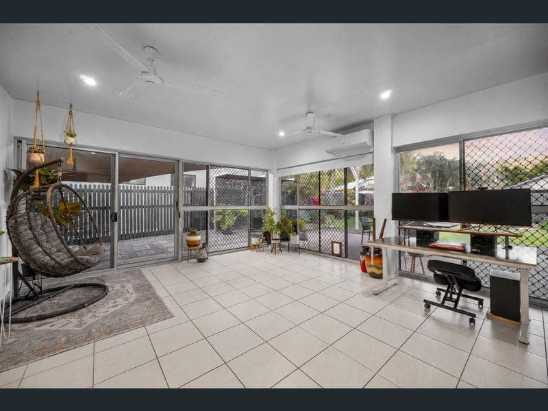 21 Strathburn Street, Mount Louisa — photo 1 of 5
