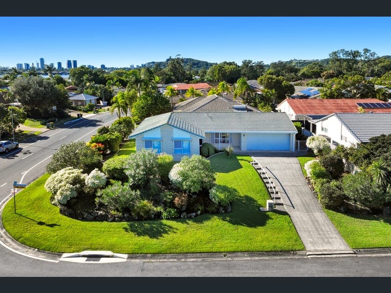 2 Sugarleaf Court, Burleigh Waters — photo 1 of 5