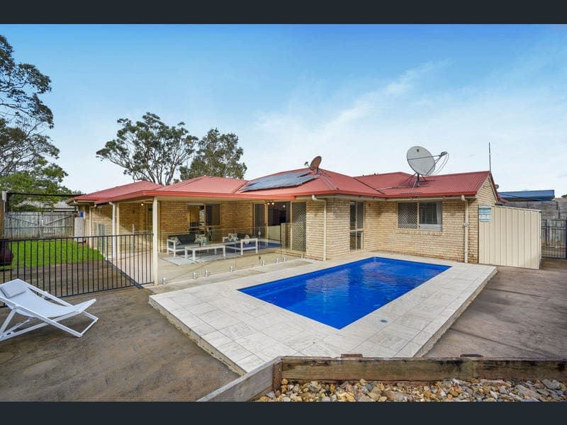 33 Fairway Drive, Redland Bay — photo 1 of 5