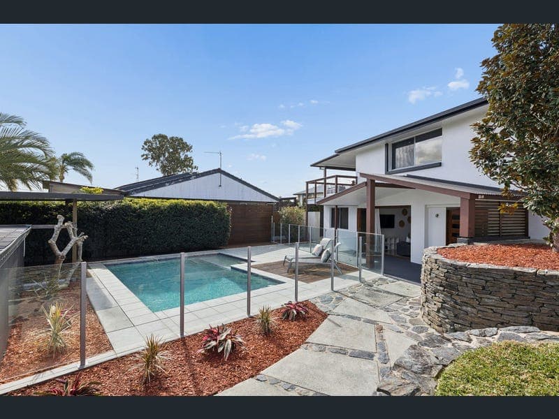 27 Lergessner Street, Biggera Waters — photo 1 of 5