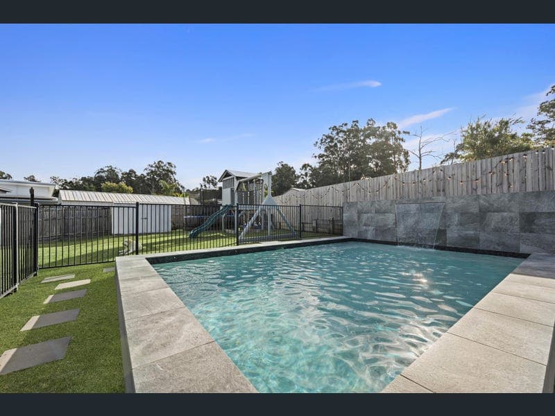 9 Eumeralla Crescent, Landsborough — photo 1 of 5
