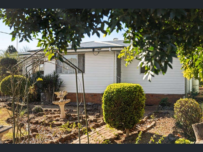 29 Glenvale Road, Newtown — photo 1 of 5